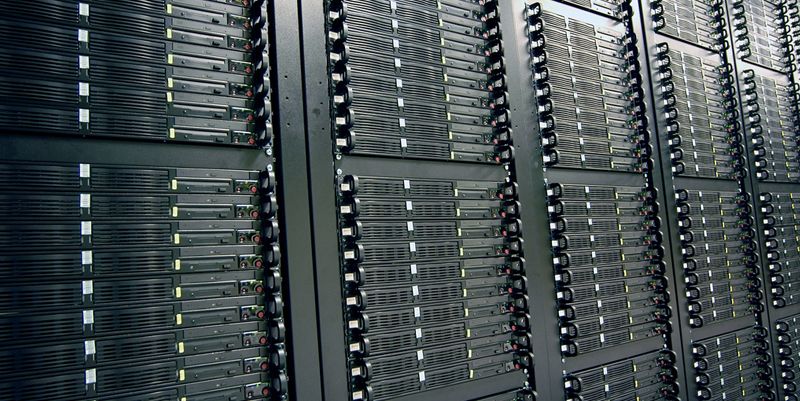 Racks de servidores en un centro de datos, equipo electrónico asegurado