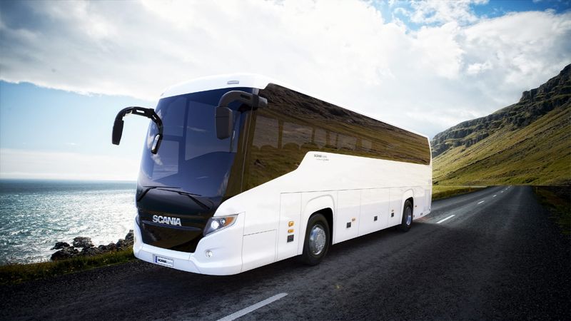 Autobús de pasajeros en carretera asegurado con cobertura de transporte